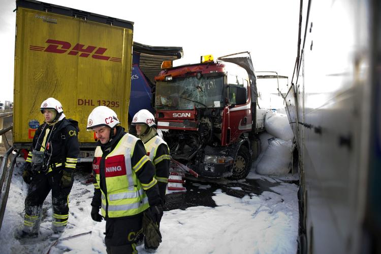 Harmonikasammenstød. Det kommer til at tage lang tid at fjerne de næsten to kilometer af køretøjer, der er stødt sammen på den svenske E4-motorvej, siger den svenske redningstjeneste. 