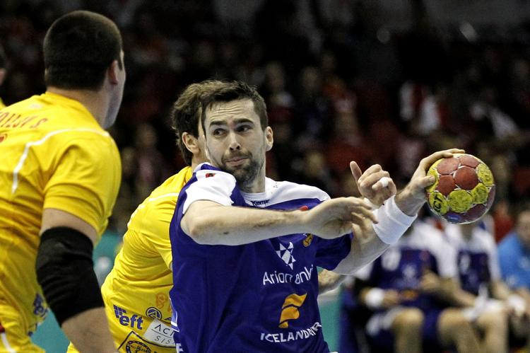 sejr. Islands Olafur Gustafsson i aktion mod Makedonien. 