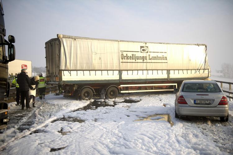 Ulykke. Massekollisionen skete ved 11-tiden på den cirka tre kilometer lange Tranarpbro mellem Åstorp og Östra Ljungby 