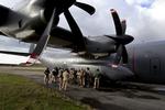 Afgang. Det danske C-130J Hercules-fly har det meste af dagen stået og ventet på en militærbase i Frankrig. 