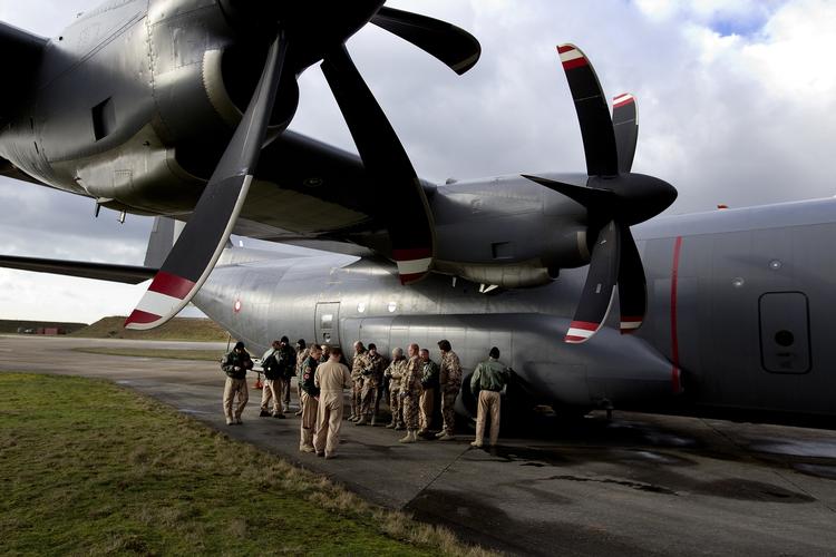 Afgang. Det danske C-130J Hercules-fly har det meste af dagen stået og ventet på en militærbase i Frankrig. 