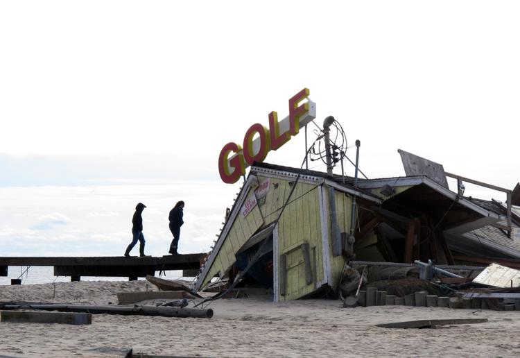ødelæggende. Flere end 100 mennesker blev dræbt, da orkanen Sandy gik i land på den amerikanske vestkyst i november. 