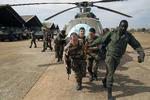 pladsskabende. Franske soldater får hjælp af maliere til at fjerne en ødelagt helikopter fra en hangar, så der er plads til de franske og afrikanske soldater, som er landet eller lander i Malis hovedstad, Bamako. 
