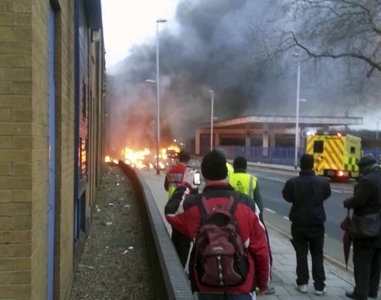 ULYKKE. Folk ser til og tager billeder, efter en helikopter her morgen er styrtet ned i London-bydelen Vauxhall. 