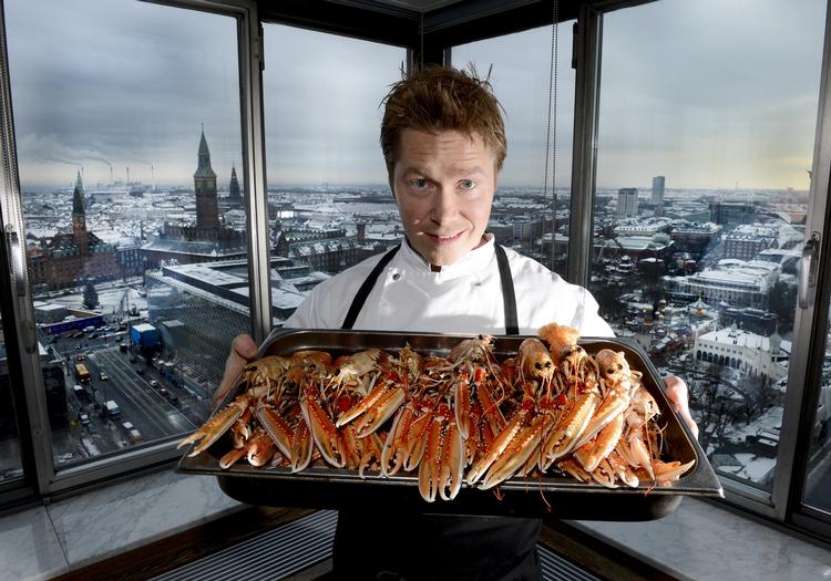 Jobskifte. Søren Selin skifter jobbet som køkkenchef på toppen af Radisson Blu Royal Hotel ud med køkkenchefstillingen på kælderrestauranten AOC i Moltkes Palæ. 