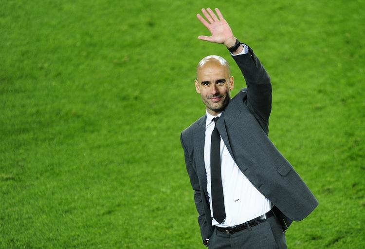 ombejlet. Pep Guardiola kørte træt i presset som træner for FC Barcelona og tog et sabbatår. Men en række klubber - med Chelsea i spidsen - har  forsøgt at få spanieren til at vende hurtigt tilbage. 