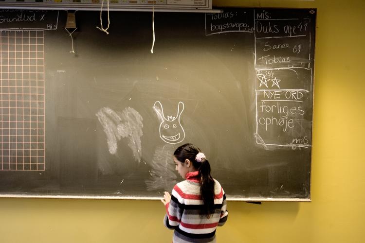 perspektiv. Siden 2007 har alle kommuner skullet udarbejde en årlig kvalitetsrapport, som fokuserer på kommunens skoler fra alle mulige forskellige vinkler - ligesom de også her i klassen ser på verden fra forskellige vinkler. 