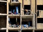 BOMBERAMT. Syrere i det stærkt medtagne kollegium i Aleppo efter bombeangrebene. 