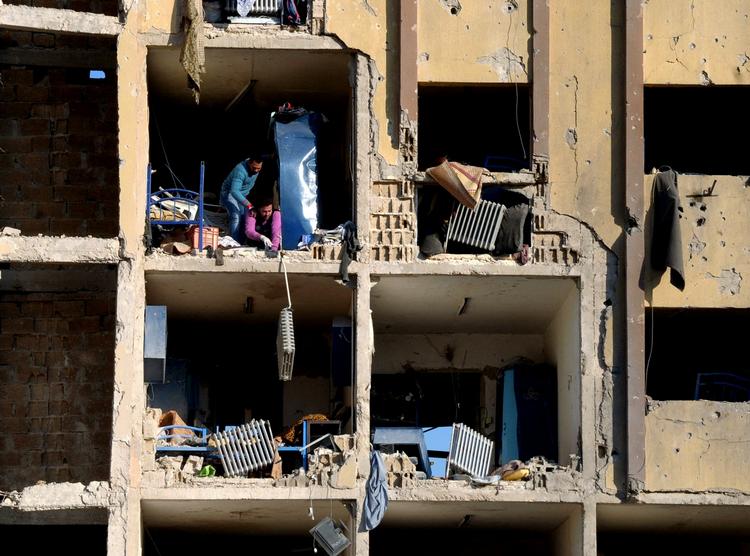 BOMBERAMT. Syrere i det stærkt medtagne kollegium i Aleppo efter bombeangrebene. 