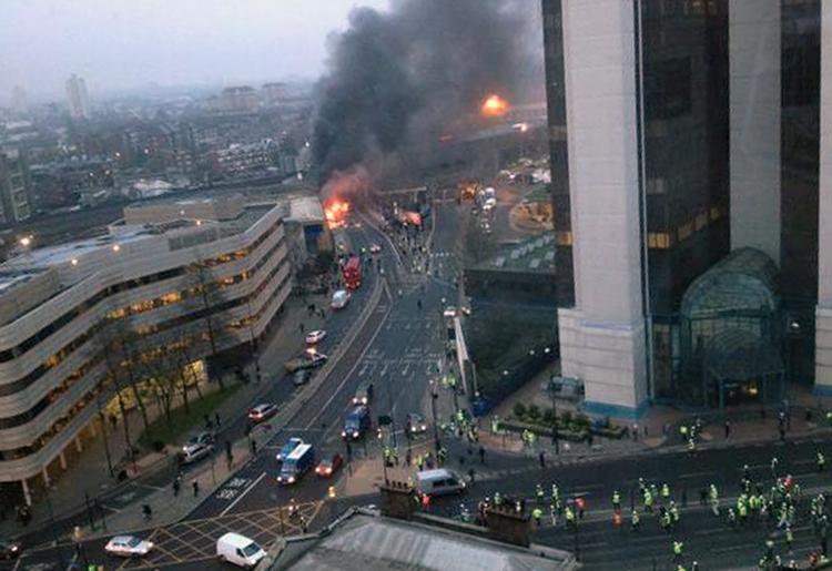 HELIKOPTERSTYRT. Udrykningskøretøjer på ulykkesstedet i London-bydelen Vauxhall. 