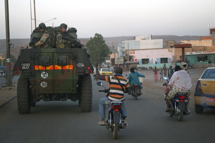 velkommen. Frankrig besluttede i sidste uge at angribe islamistiske oprørere i den afrikanske stat Mali. Her er en fransk militærvogn fotograferet i Malis hovedstad, Bamako, i går. 
