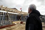 Rejsegilde. Sådan så det ud, da Skæring Skole i Egå nord for Aarhus kunne holde rejsegilde for en udvidelse. Nu får kommunerne flere penge - blandt andet til at renovere og bygge skoler for. 