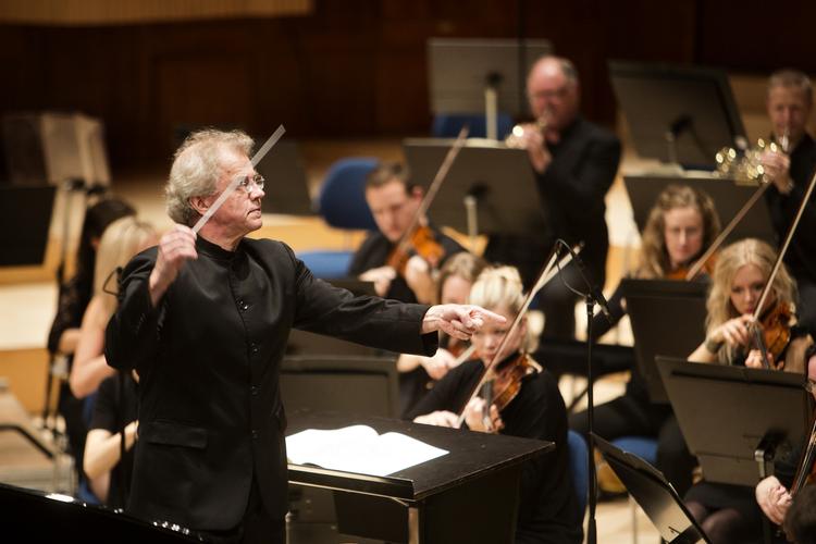 Udlændinge. Der er generelt mange udlændinge på den danske scene. Her ses Sjællands Symfoniorkester i aktion. 