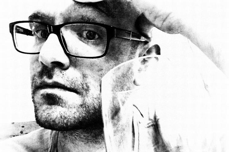 Facebook-mad. Thomas Berdal tilbød på Facebook at komme ud til folk, købe ind og lave mad - mod at måtte spise gratis med. Det blev en stor succes. 