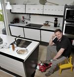 Koch-brødrene. I Aarhus bor to af de kokke, der er værd at holde øje med i år. Her ses bror Michael i sit private køkken. 