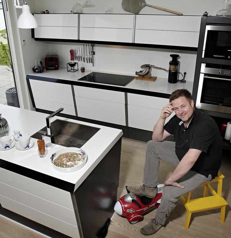 Koch-brødrene. I Aarhus bor to af de kokke, der er værd at holde øje med i år. Her ses bror Michael i sit private køkken. 
