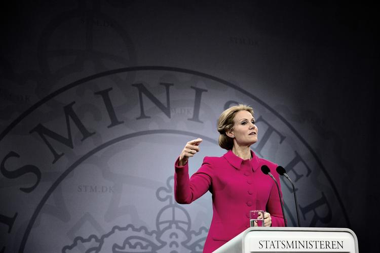 Både forsvarsministeren og flere dele af Folketinget vil ikke afvise, at vi skal være længere i Mali end tre måneder. Statsministeren vil slet  ikke mene noget om det endnu. Her er hun på gårsdagens pressemøde i Statsministeriet. 