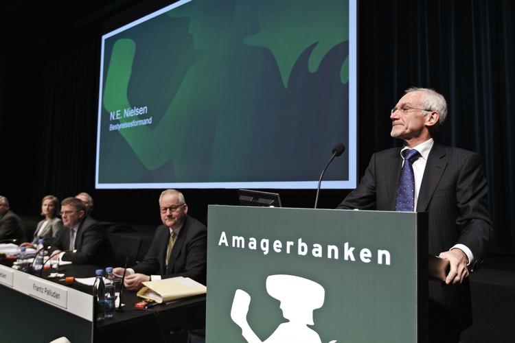 Skyld. Nu skal der deles ansvar ud, eller i hver fald skal det afgøres, om nogle kan holdes ansvarlige for Amagerbankens krak. Her er det den afgående bestyrelsesformand N. E. Nielsen på talerstolen til ekstraordinær generalforsamling i Falkoner Salen. 