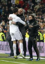 mandefølelser. Så gode venner har Real Madrids Cristiano Ronaldo (tv) og træner José Mourinho (midt) været tidligere. 