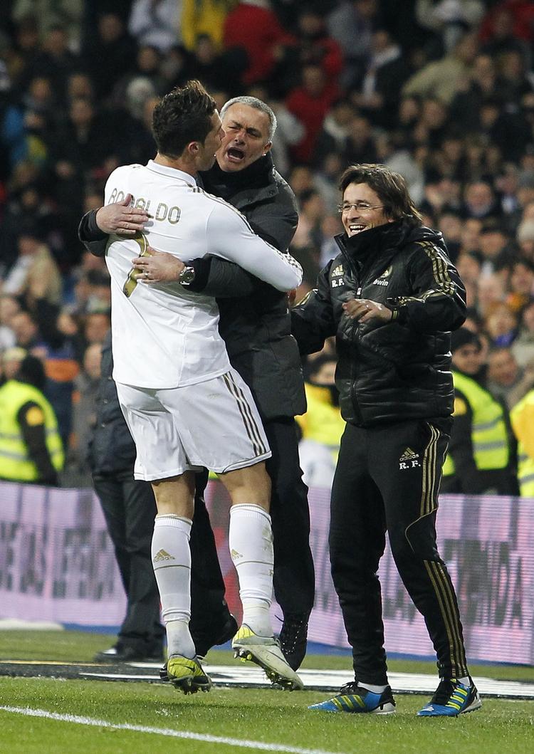 mandefølelser. Så gode venner har Real Madrids Cristiano Ronaldo (tv) og træner José Mourinho (midt) været tidligere. 