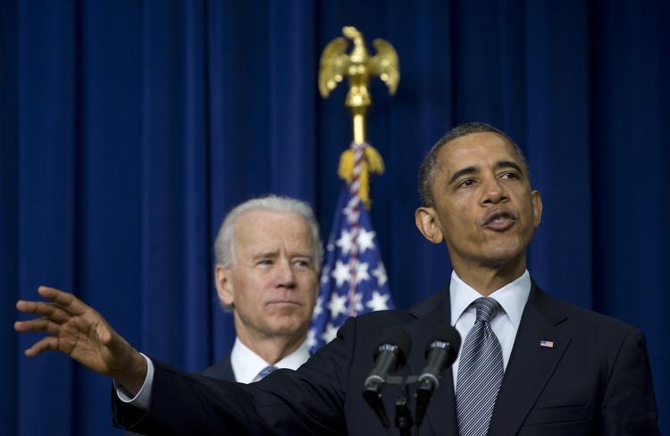 VÅBEN. Våbenstramningerne blev fremlagt i 'South Court Auditorium' i Det Hvide Hus i Washington. 