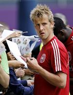 bundesliga. Tobias Mikkelsen skriver autografer ved landsholdets træning under EM. 