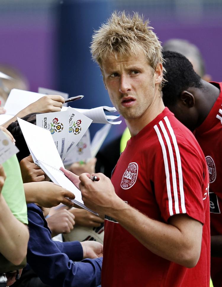bundesliga. Tobias Mikkelsen skriver autografer ved landsholdets træning under EM. 