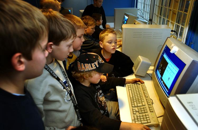 SAMLINGSPUNKT. Computeren har en tiltrækkende effekt på mange børn og unge. 