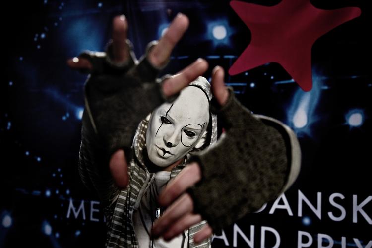 Maskebal. 'Jack Rowan' optræder altid med maske, også når han er ude som dj. Grandprix-kendere vil kende maskefinten som en fin fidus. Således vandt de maskeklædte finske heavytrolde Lordi det internationale grandprix i 2005 med 'Hard Rock Hallelujah'. 