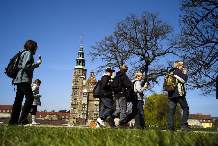 byggeplaner. 11,5 meter høj bygning til Livgardens Musikkorps skal måske etableres på pladsen ved Rosenborg Slot. 