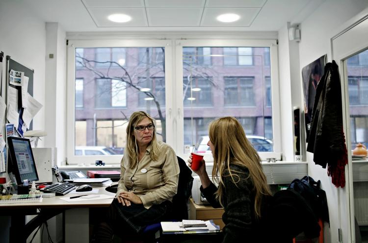 overarbejde. En række kommuners sagsbehandlere skal på overarbejde.  Flere hundrede sager, hvor borgere har fået frataget deres sygedagpenge, skal nemlig gå om på grund af en ulovlig benyttelse af vikarer. 