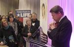 bøn. Den republikanske guvernør i Texas, Rick Perry, mener ikke, at love er tilstrækkeligt til at forhindre skoleskyderier. 