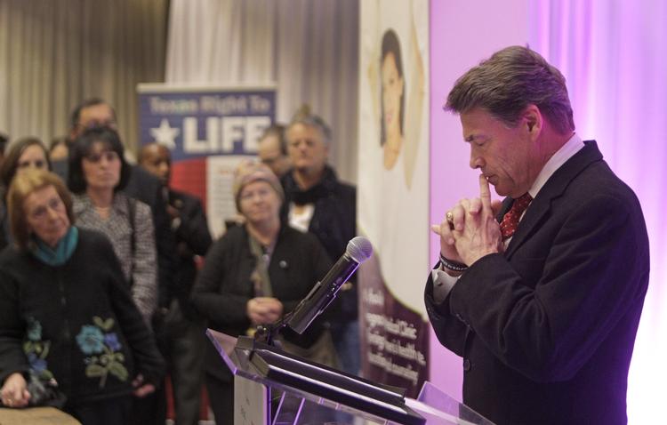 bøn. Den republikanske guvernør i Texas, Rick Perry, mener ikke, at love er tilstrækkeligt til at forhindre skoleskyderier. 