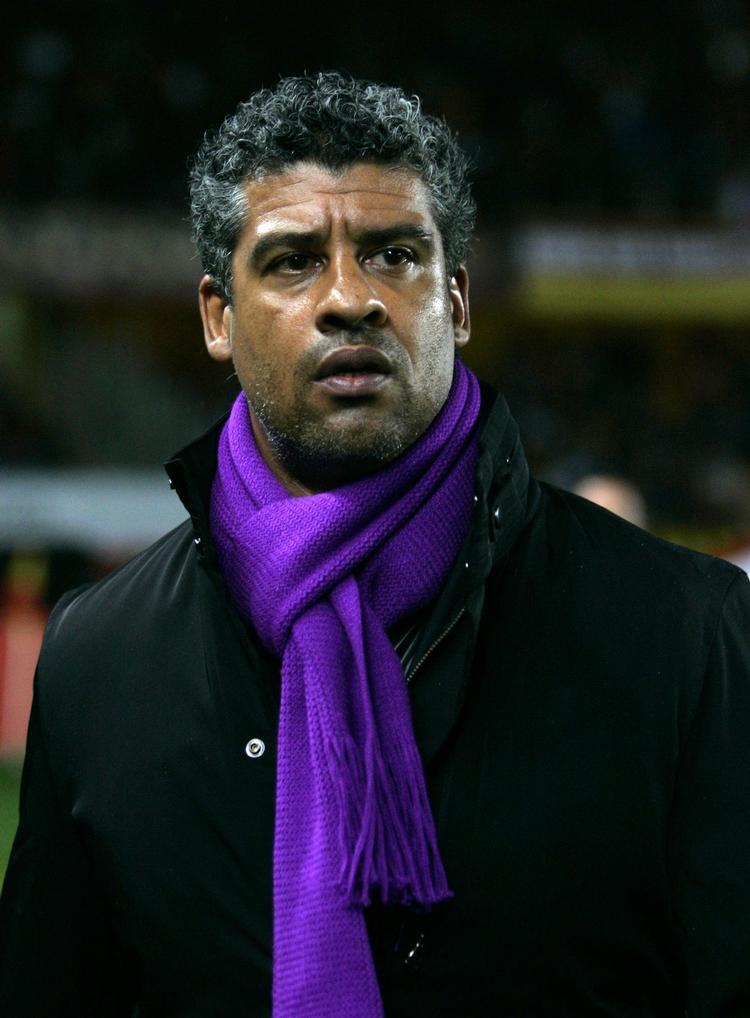 fyret. Frank Rijkaard skulle have været landstræner i tre år i Saudi-Arabien, men efter en skuffende deltagelse i Gulf Cup of Nations, er ansættelsen blevet reduceret til halv så lang tid. 