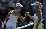 tak. Donna Vekic og Caroline Wocniacki siger tak for kamp efter at have kæmpet i 40 graders varme. 