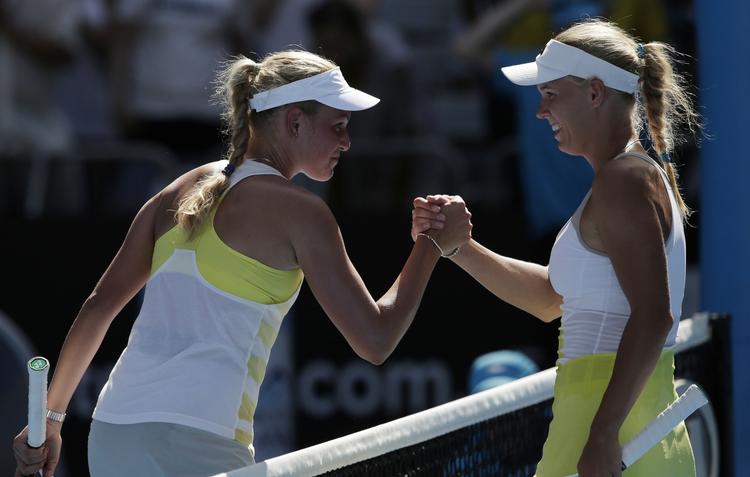 tak. Donna Vekic og Caroline Wocniacki siger tak for kamp efter at have kæmpet i 40 graders varme. 