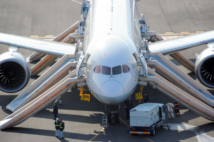 Bandlyst. Samtlige Dreamliner 787-modeller er beorderet tilbage i hangaren i USA på grund af brandfare. 