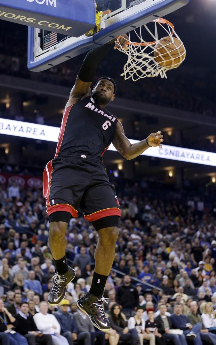 Dunk. LeBron James blev topscorer mod Golden State. 