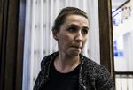 Tilnavn. Hvis Mette Frederiksens forsvar for regeringens dagpengepolitik skal fortsættes i det uendelige, kan hun ende med at få øgenavnet 'Komiske Mette', skriver Peter Mogensen. 