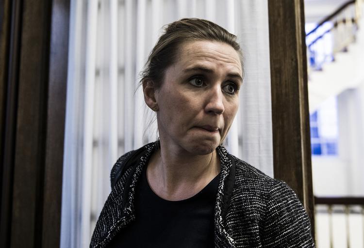 Tilnavn. Hvis Mette Frederiksens forsvar for regeringens dagpengepolitik skal fortsættes i det uendelige, kan hun ende med at få øgenavnet 'Komiske Mette', skriver Peter Mogensen. 