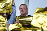 omskiftelig. Livet har ikke været lutter nedtur for Peter Brixtofte, efter han blev  fældet som borgmester i Farum. Sidste år var han - igen - på stadion, da FC Nordsjælland skulle fejres som danske mestre. 