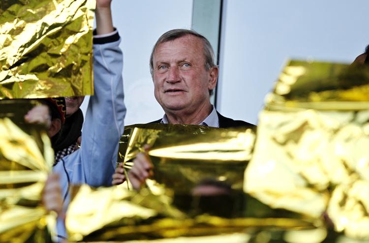 omskiftelig. Livet har ikke været lutter nedtur for Peter Brixtofte, efter han blev  fældet som borgmester i Farum. Sidste år var han - igen - på stadion, da FC Nordsjælland skulle fejres som danske mestre. 