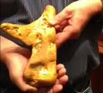 Skulptur. En guldforhandler i delstaten Victoria forsøger i øjeblikket at finde en køber til den skulpturelle guldklump. (Screenshot Youtube) 