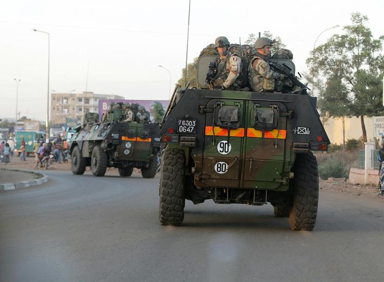 Kampe. Franske tropper kører gennem Malis hovedstad Bamako. 
