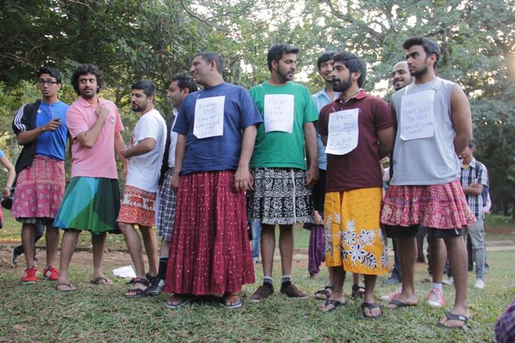 Nok. Kvinders manglende sikkerhed og retsstilling er også mændenes problem, lyder budskabet fra disse mænd under en stille protest i Bangalore, Indien. 