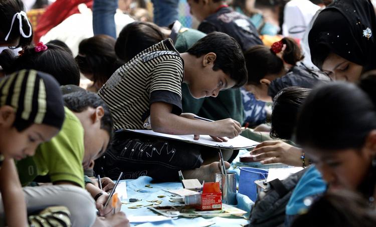 ANDET BILLEDE. Børn deltager i en håndskrift-konkurrence i Dhaka, Bangladesh. 