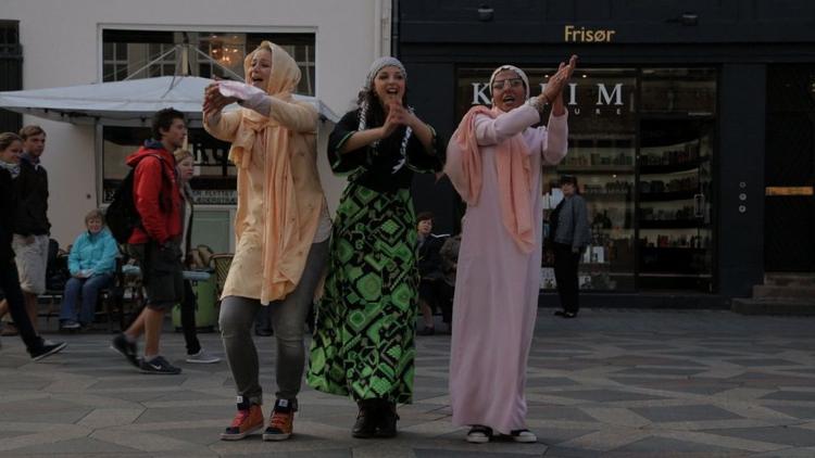 Medier. Fire unge kvinder med indvandrerbaggrund går i DR-satiren 'Det Slører Stadig' i kødet på bl.a. etnisk dating og deres forhold til at gå med burka. 