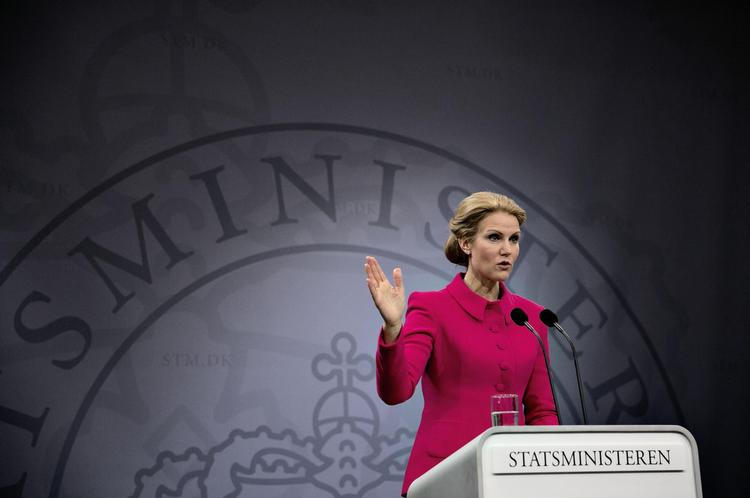 reform. Statsminister Helle Thorning-Schmidts regering har fået hjælp udefra til at gøre den bitre pille spiselig. 