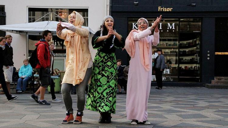 Sjov med slør på. Kvinderne fra 'Det slører stadig' vil ikke gøre grin med religion. Men radikale muslimer raser mod programmet. 