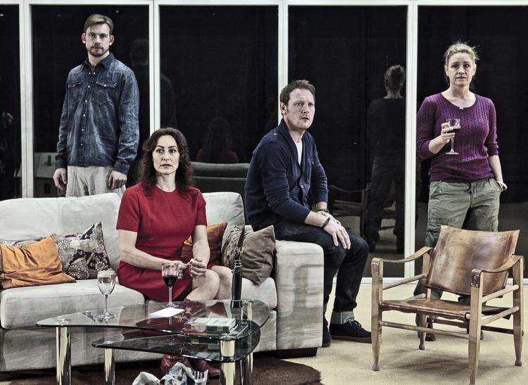 moralsk. To pars eksistentielle kvababbelser oprulles på baggrund af elendigheden ude i verden, godt hjulpet på vej af vin og sprut. 